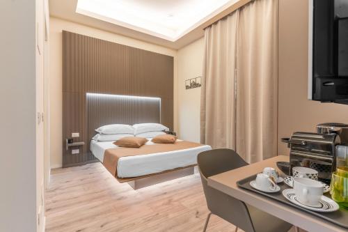 una camera d'albergo con letto e tavolo con sala da pranzo di Meneghina Suites Foresteria Lombarda a Milano