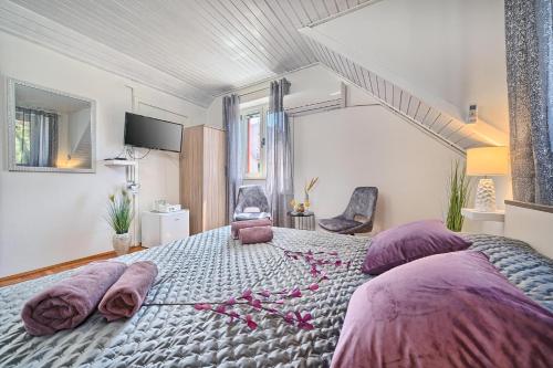 1 dormitorio con 1 cama grande con almohadas moradas en Couple's Getaway in the Center of Hvar w/Sea View, en Hvar