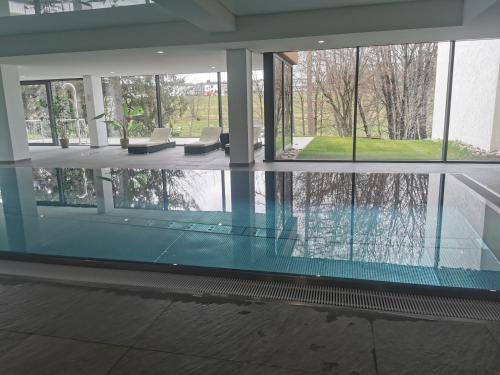uma piscina numa casa com piso de vidro em Wohnung Schluchseeglück mit Pool em Schluchsee