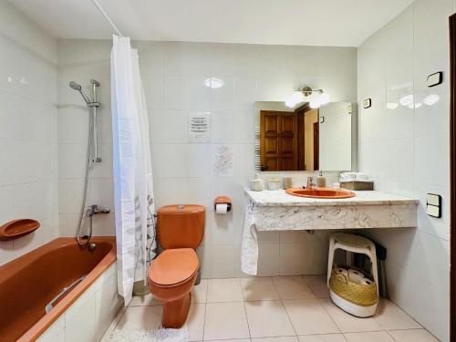 een badkamer met een toilet, een wastafel en een bad bij La Paliane in Calonge