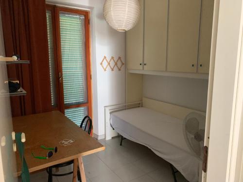 Habitación pequeña con cama y mesa en casa bella, en Montepaone Lido