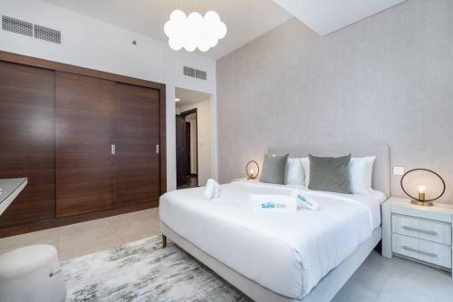 Postel nebo postele na pokoji v ubytování Lush Tropical Getaway in Dubai Marina