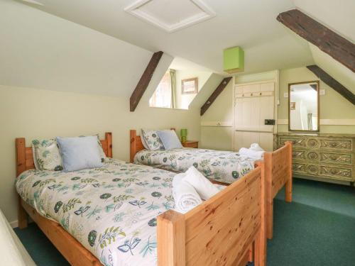 Un pat sau paturi într-o cameră la Thatch Cottage