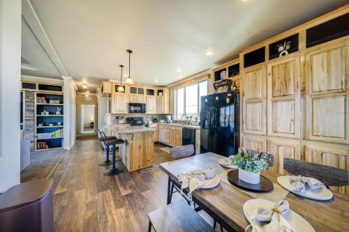 Dapur atau dapur kecil di Newport Riverfront Home with Deck and Fire Pit!