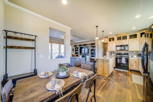 Dapur atau dapur kecil di Newport Riverfront Home with Deck and Fire Pit!