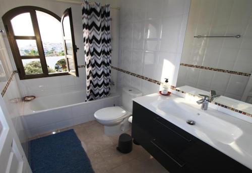 La salle de bains est pourvue d'un lavabo, de toilettes et d'une baignoire. dans l'établissement Ker Sonrisa, à Nerja