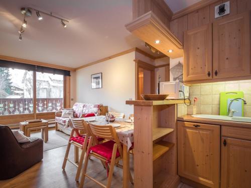une cuisine avec une table et des chaises dans une pièce dans l'établissement Appartement 3 étoiles proche des pistes à Chamonix avec parking - FR-1-343-163, à Chamonix-Mont-Blanc