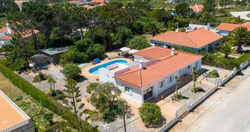 Piscina de la sau aproape de Az Ribat Sea e Sun