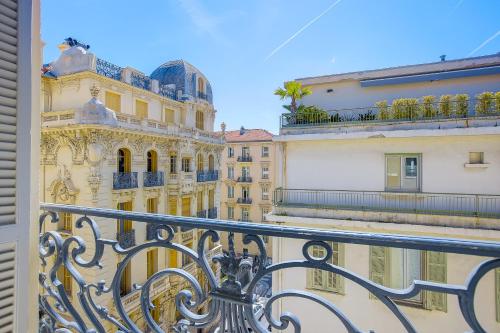 - un balcon offrant une vue sur les bâtiments dans l'établissement Maison Bianchi - Lamartine, à Nice