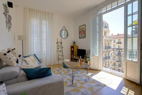 un salon avec un canapé et une table dans l'établissement Maison Bianchi - Lamartine, à Nice