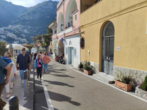 een groep mensen die op straat lopen bij Casa La Bionda in Positano