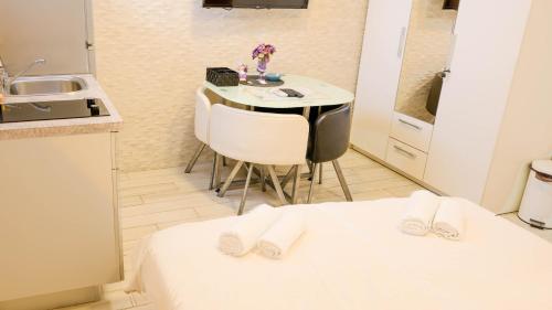 una pequeña cocina con una mesa y una cama en una habitación en Bliss Apartments with free parking, en Split
