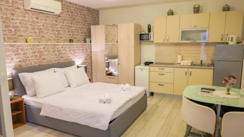 1 dormitorio pequeño con 1 cama y cocina en Bliss Apartments with free parking, en Split