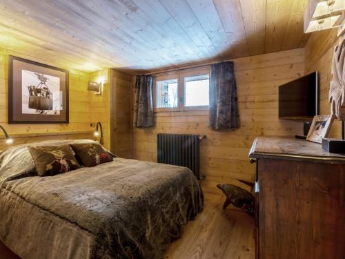 a bedroom with a bed and a television in it at Chalet Val-d'Isère, 5 pièces, 8 personnes - FR-1-694-6 in Val-d'Isère