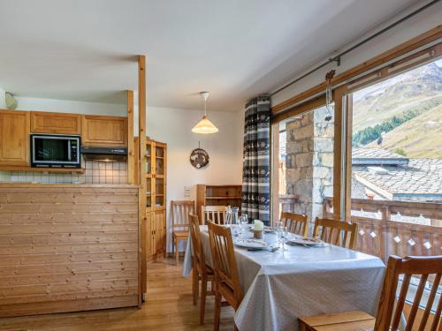une salle à manger avec une table et une fenêtre dans l'établissement Appartement Confortable 6 Pers avec Balcon Sud/Ouest, Parking et Proche Pistes à Val-d'Isère - FR-1-694-29, à Val dʼIsère
