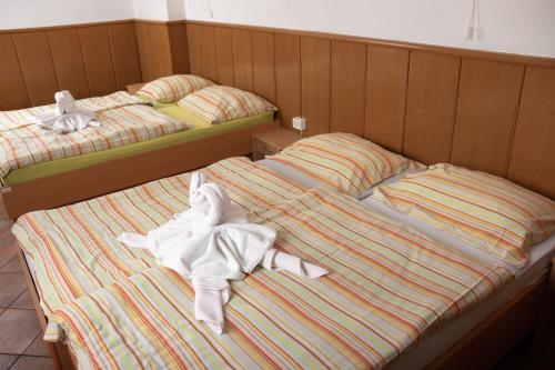 Ένα ή περισσότερα κρεβάτια σε δωμάτιο στο Apartma-studio Ajdna