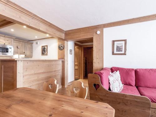 un salon avec un canapé violet et une table dans l'établissement Appartement élégant avec wifi, terrasse et parking couvert à Val-d'Isère, proche des pistes - FR-1-694-100, à Val dʼIsère
