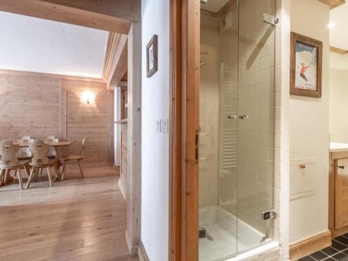 a glass shower in a room with a table at Appartement Val-d'Isère, 3 pièces, 6 personnes - FR-1-694-100 in Val-d'Isère