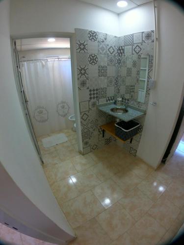 y baño con ducha, lavabo y espejo. en Las Catalinas cabañas en San Fernando del Valle de Catamarca