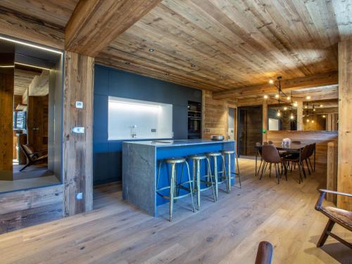 une cuisine avec un îlot bleu et une salle à manger dans l'établissement Luxueux appartement 4 pièces avec balcon, wifi, parking et services de conciergerie - FR-1-694-30, à Val dʼIsère