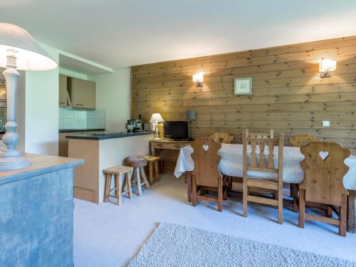 une cuisine et une salle à manger avec une table et des chaises dans l'établissement Appartement raffiné à Val-d'Isère, 6 personnes, pied des pistes, WiFi - FR-1-694-116, à Val dʼIsère