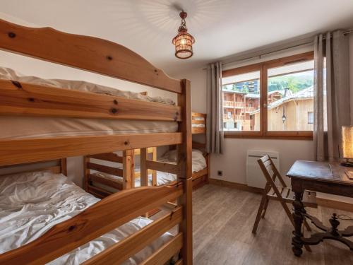 a bedroom with two bunk beds and a desk at Appartement spacieux avec wifi, parking, balcon Sud à 10 min des commodités - FR-1-694-33 in Val dʼIsère