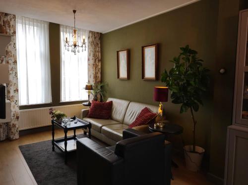 sala de estar con sofá y mesa en CITY HOUSE Adults Only en Middelburg