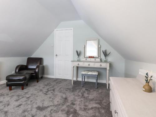 a bedroom with a desk and a chair and a mirror at Orchard Retreat in Paddock Wood