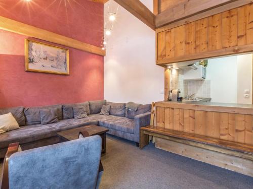 un salon avec un canapé et une table dans l'établissement Charmant duplex 3 pièces avec balcon sud, près du centre et des pistes, parking, WiFi - FR-1-694-145, à Val dʼIsère