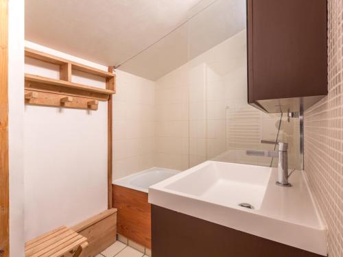 une salle de bain avec un lavabo et une baignoire dans l'établissement Charmant duplex 3 pièces avec balcon sud, près du centre et des pistes, parking, WiFi - FR-1-694-145, à Val dʼIsère