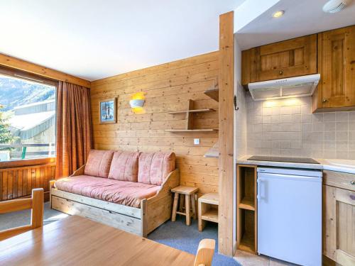 - une petite cuisine avec un canapé dans une petite maison dans l'établissement Studio skis aux pieds à la Daille, Val-d'Isère - 3 pers, balcon sud, animaux acceptés - FR-1-694-179, à Val dʼIsère