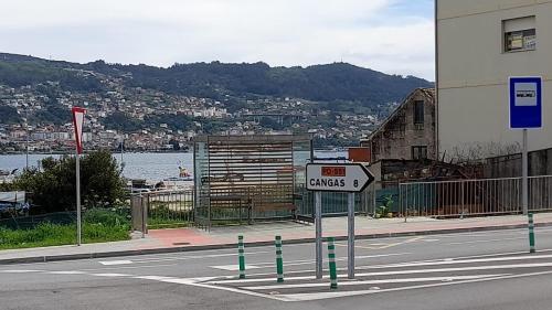 a street sign on the side of a road at Estudio con vistas al mar in Moaña