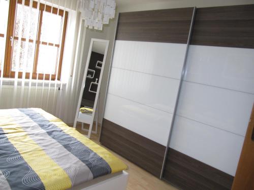 Una cama o camas en una habitación de Ferienwohnung Weigert