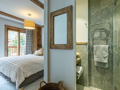 een slaapkamer met een bed, een douche en een spiegel bij Appartement Val-d'Isère, 4 pièces, 6 personnes - FR-1-694-155 in Val dʼIsère