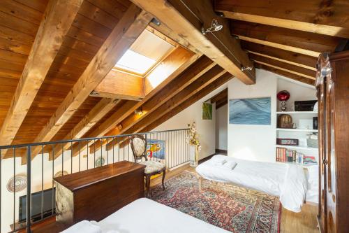 Dormitorio en el ático con cama y escritorio en Via Calcada Apartment, en Vittorio Veneto