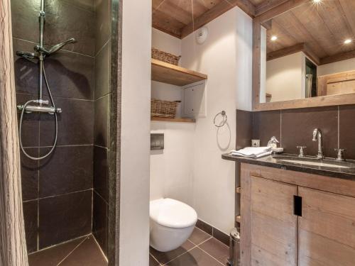 une salle de bain avec une douche, des toilettes et un lavabo dans l'établissement Appartement de prestige avec terrasse Sud, 2 chambres et parking au coeur de Val-d'Isère - FR-1-694-202, à Val dʼIsère