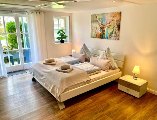 1 dormitorio con 1 cama y una pintura en la pared en Apartment DaVinci - Sauna, Kamin, Garten, E-Bikes en Olpe