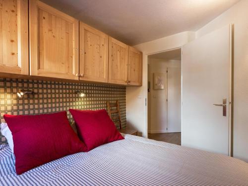 a bedroom with a large bed with red pillows at Appartement Val-d'Isère, 4 pièces, 6 personnes - FR-1-694-235 in Val-d'Isère
