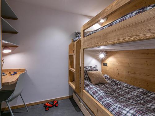 une chambre avec un lit superposé et un bureau dans l'établissement Appartement rénové 2022 avec wifi, balcon sud, 5 pers, équipements famille, proche commodités - FR-1-694-294, à Val dʼIsère