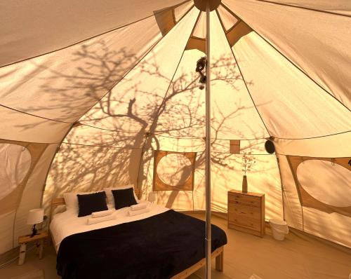Ένα ή περισσότερα κρεβάτια σε δωμάτιο στο Flore's Garden Glamping
