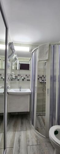 La salle de bains est pourvue d'un lavabo, d'une douche et de toilettes. dans l'établissement Casa Maria Saturn, à Saturn