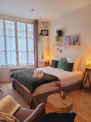 Un dormitorio con una cama grande y una ventana en -Coeur historique -My Little Garden - Parking gratuit 500m -La Clef de Honfleur, en Honfleur