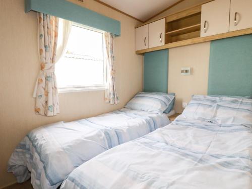 2 Betten in einem Zimmer mit Fenster in der Unterkunft Eden Way 45 in Par