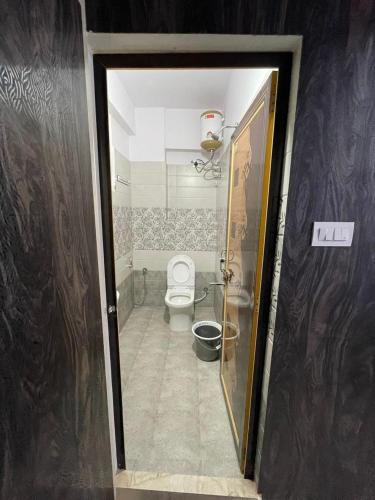 Bilik mandi di Servostay Fully Furnished 3 BHK with Parking in Prime Area - 2nd Floor
