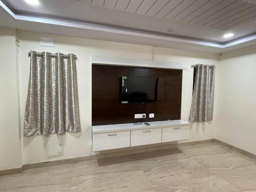 TV/trung tâm giải trí tại 3 BHK Fully Furnished in Vizag with Parking - 1st Floor