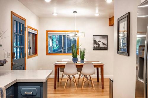 a kitchen and dining room with a table and chairs at Corlieu Falls Cabin in Sugar Pine 8 miles from Yosemite with Gazebo, Hot tub a shack and Bar top in Oakhurst