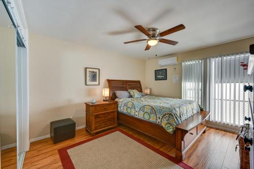 een slaapkamer met een bed en een plafondventilator bij Pacific Beach Apartment Walk to Beach and Pier! in San Diego