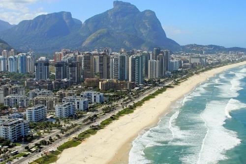 uma vista aérea de uma praia com edifícios e o oceano em Quarto c/ Banheiro próximo a Praia da Barra da Tijuca no Rio de Janeiro