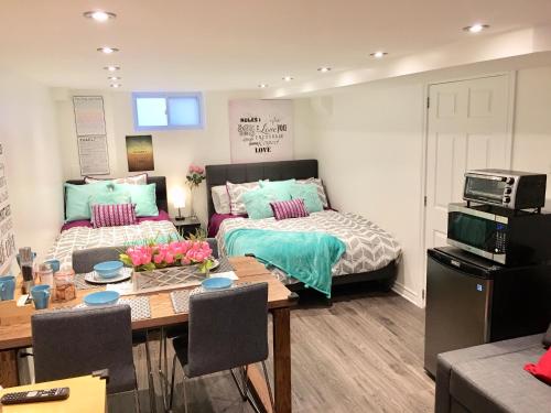 潘特克萊爾的住宿－Luxury Bachelor Suite，带两张床和一张桌子的房间以及一间用餐室