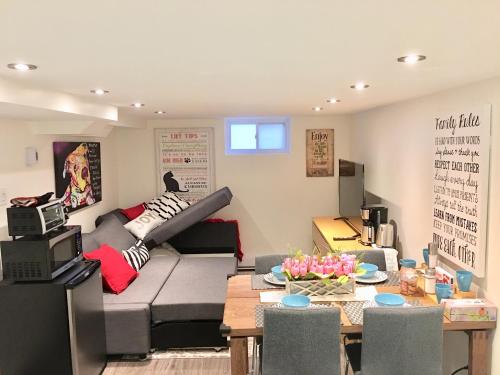 Luxury Bachelor Suite في بوينت كلير: غرفة معيشة مع أريكة وطاولة